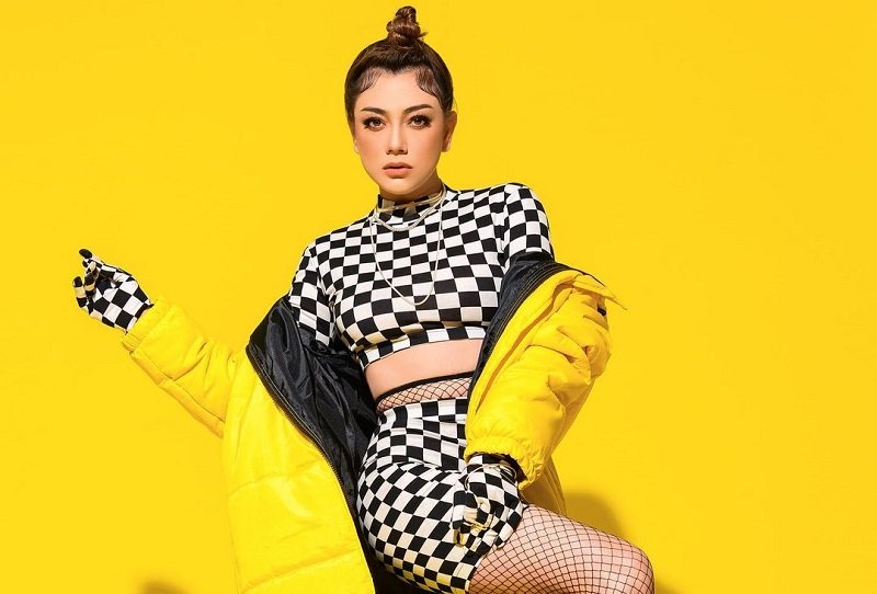 Gaya Celine Evangelista, Mamih Cantik yang Trendi