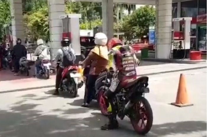 Aneh, Pebalap Road Race Ikut Antre BBM di SPBU