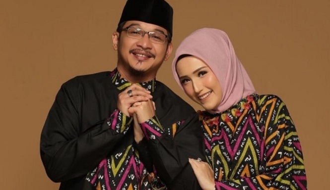 5 Artis yang Punya Istri Mantan Pramugari Cantik