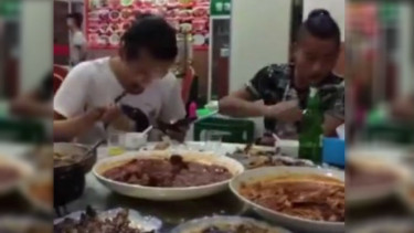 Kecanduan Ponsel, Deretan Orang Ini Kena Sial