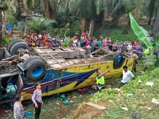 Video Kecelakaan Maut Bus Pinem di Medan, Penumpang Tewas Terjepit