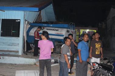 Kantor DPC PAN Limapuluh Amruk Ditabrak Truk Tangki Pertamina