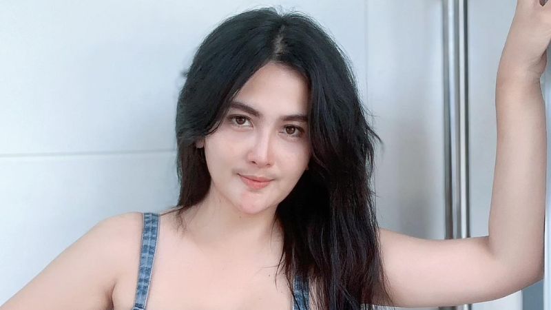 Gaya Manja Tante Diana Dee Main Ayunan Bikin Salfok