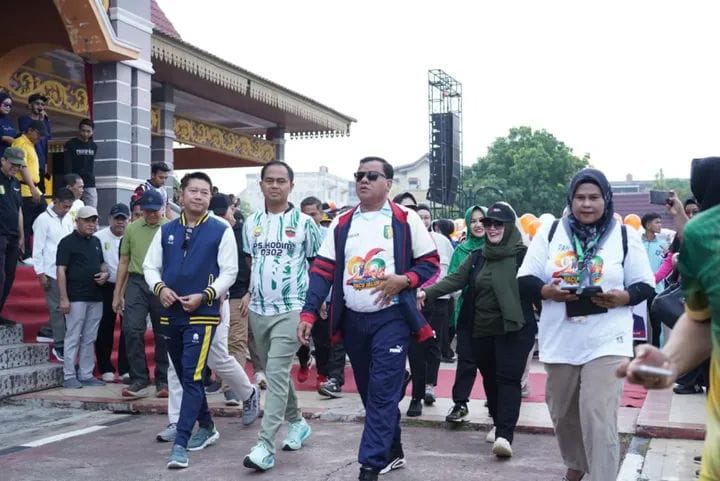 Warga Tumpah Ruah Meriahkan Gerak Jalan Santai HUT ke-26 Kuantan Singingi