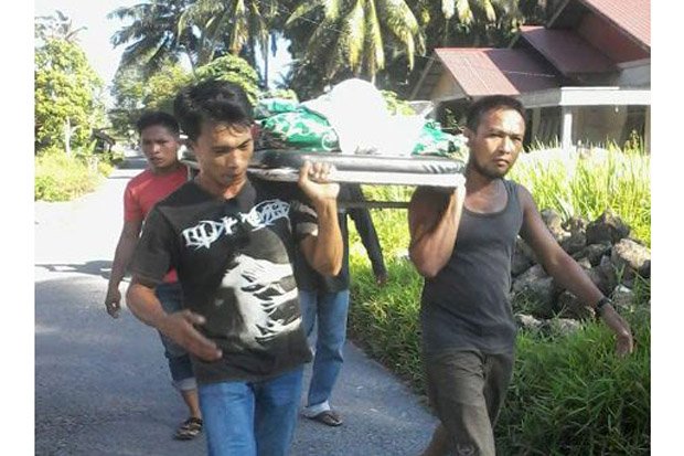Miris! Keluarga Ini Gotong Jenazah Sejauh 7 Kilometer