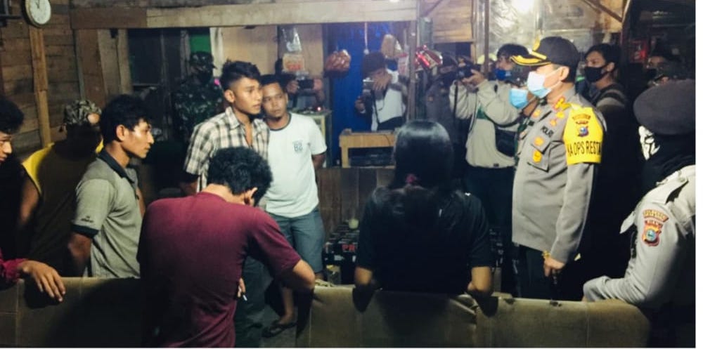 Minum Tuak di Malam PSBB, Enam Warga Pekanbaru Diamankan Tim Gabungan