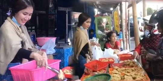 Paras Ayu dan Bikin Gagal Fokus, Wanita di Yogya ini Tak Malu Jualan Gorengan