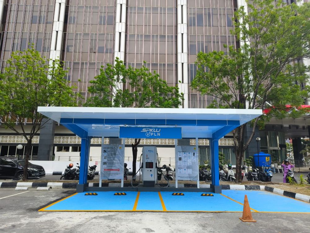 Kantor Gubernur Riau Menyediakan SPKLU untuk Pengisian Kendaraan Listrik Umum