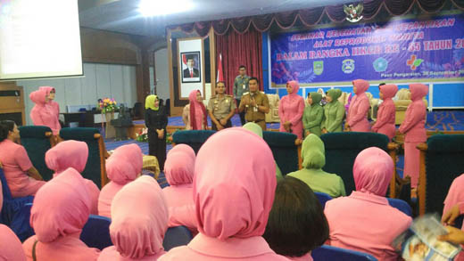 Bupati Rokan Hulu Bantu Ibu Bhayangkari Polres Rohul 'Operasi Keperawanan'