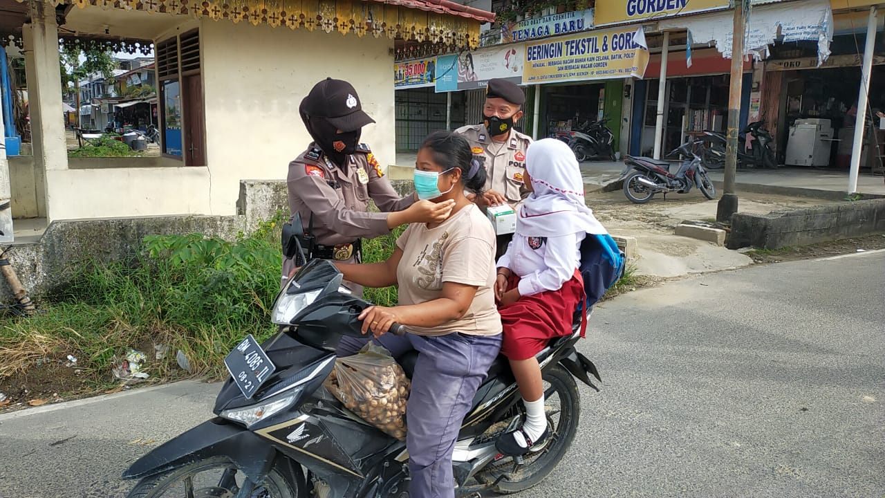 Gencar Penertiban Prokes, Polsek Pangkalan Kuras Bagikan Masker 