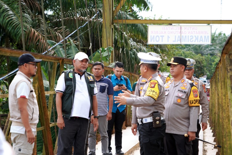 Dirlantas Polda Riau dan PUPR Provinsi Riau Tinjau Kemiringan Jembatan Sungai Rokan