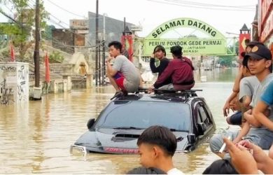 Nggak Sekalipun Walikota Bekasi dan Ridwan Kamil Datang ke Pondok Gede Bekasi, Banjirnya 8 Meter