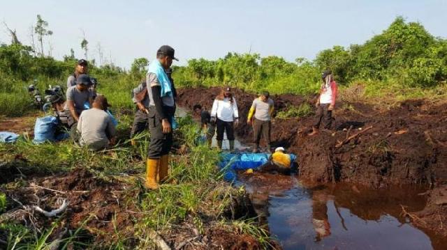 Cegah Karlahut, Desa Belantaraya Bangun Kanal Bloking