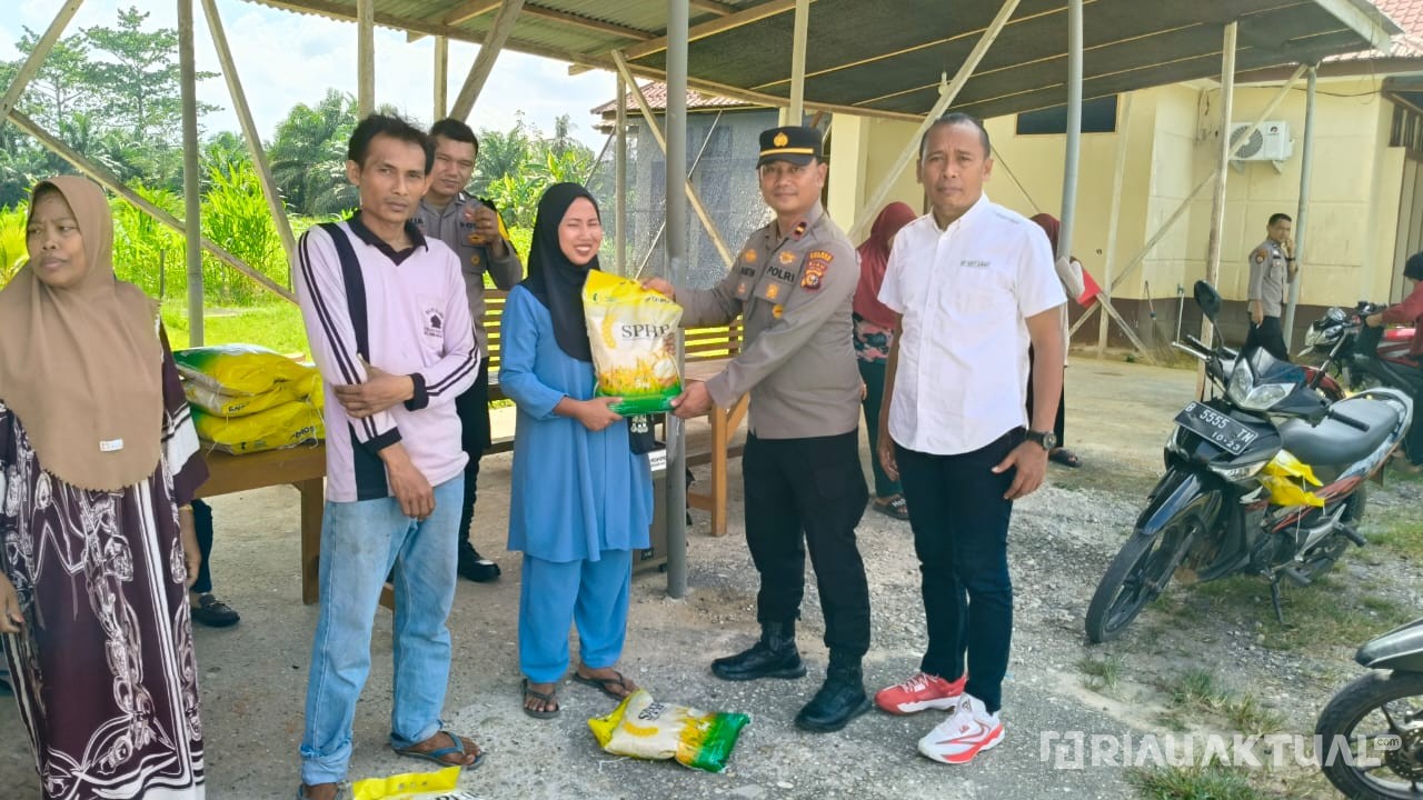 Kerjasama dengan Bulog, Polsek Rimba Melintang Salurkan 1.600 Karung Beras di Rohil