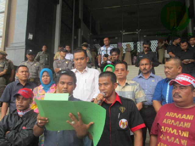 Pendemo ini Minta DPRD Kompak dengan Walikota Pekanbaru
