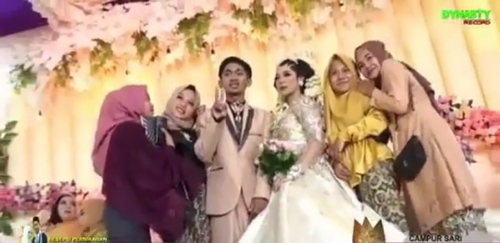 Karena Cemburu, Mempelai Wanita Lempar Wajah Mantan Suami di Pelaminan