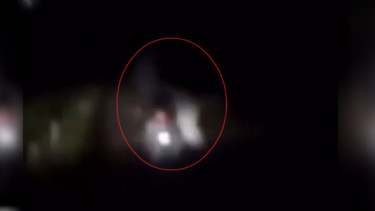 Ngeri, Enggak Sadar Pria Ini Bonceng Sosok Mirip Pocong