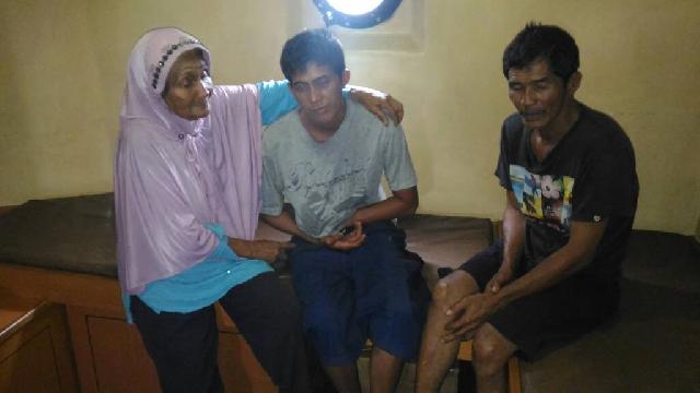 Kapal Tenggelam, Begini Cara 2 Nelayan Dumai Bertahan di Laut