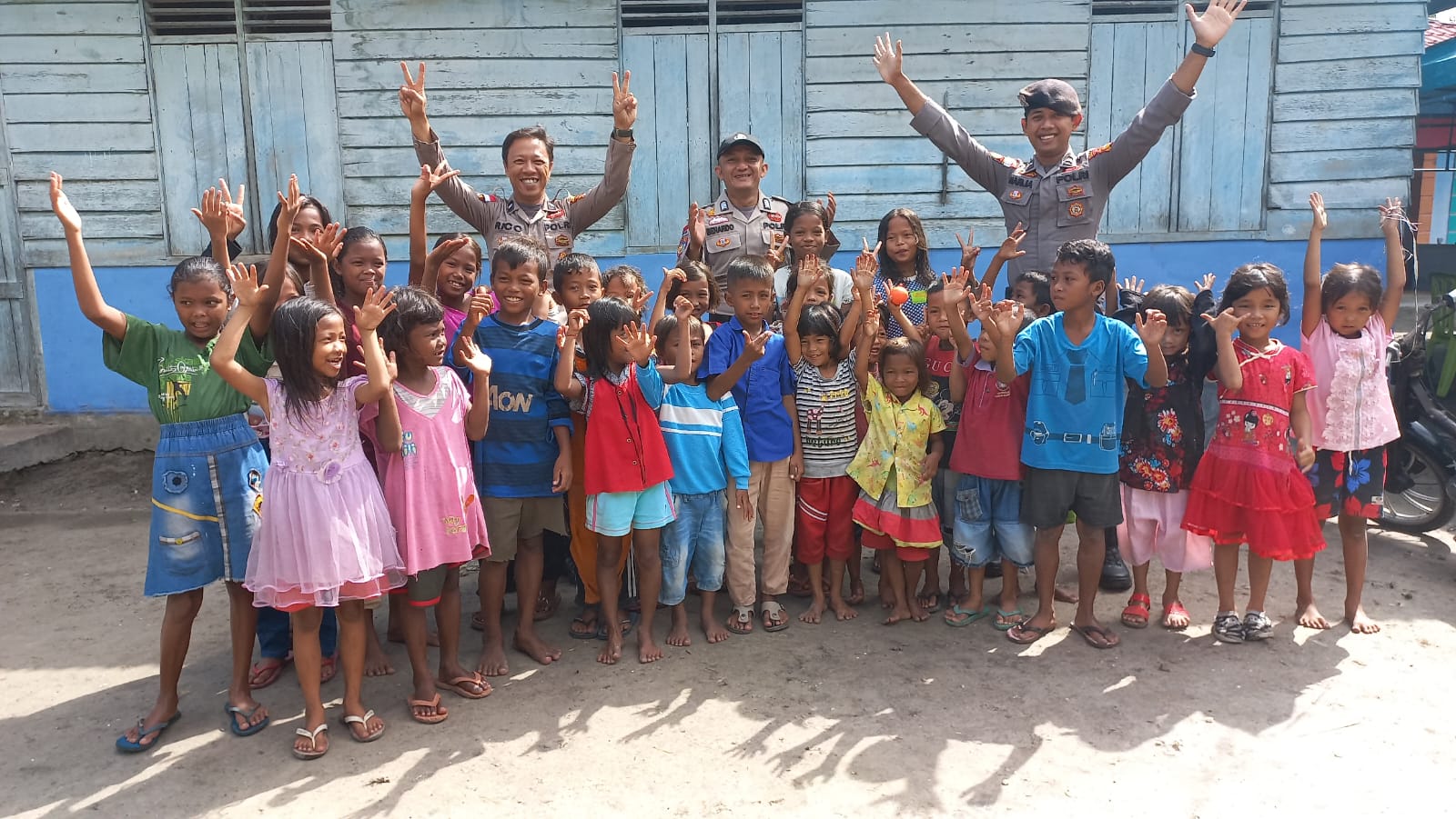 Personel Polsek Bantan Sambangi Suku Asli Desa Bantan Tengah