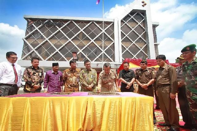 Bupati Resmikan Pemakaian Gedung Bank Riau Kepri