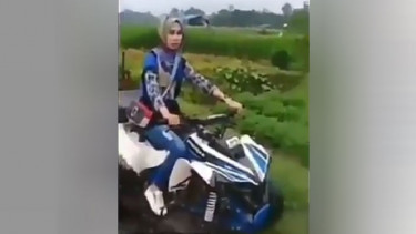Kocak, Begini Jadinya Kalau Emak-emak Nekat Kendarai ATV