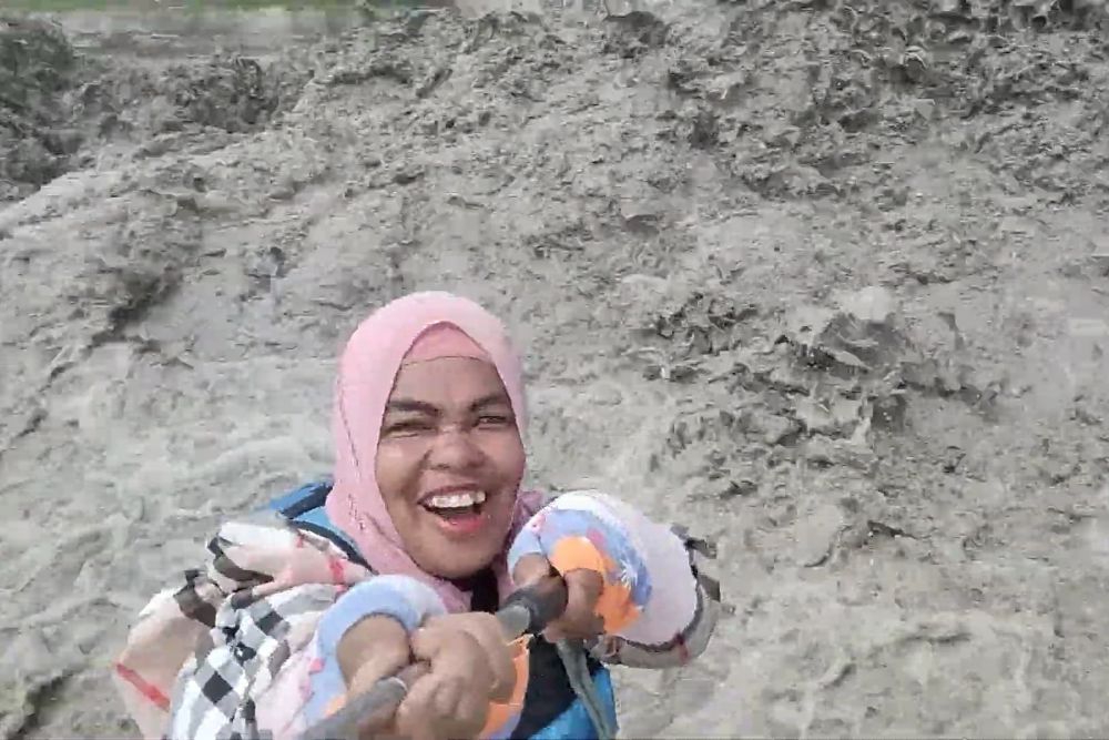 Viral Video Emak-emak Menantang Ombak Bono, Ini Penjelasan Lengkapnya