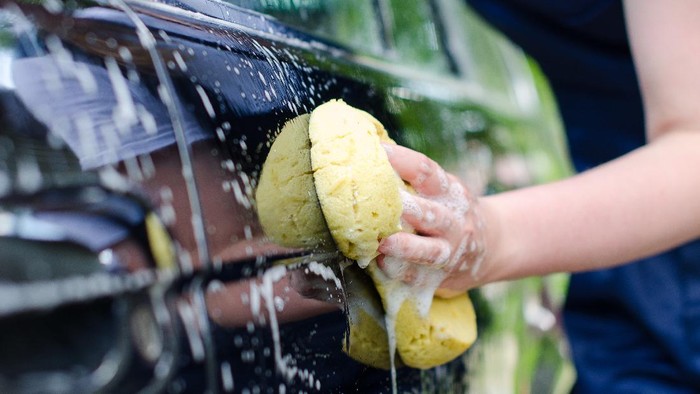 Ini Lima Benda yang Bisa Hilangkan Bekas Lem Stiker di Mobil