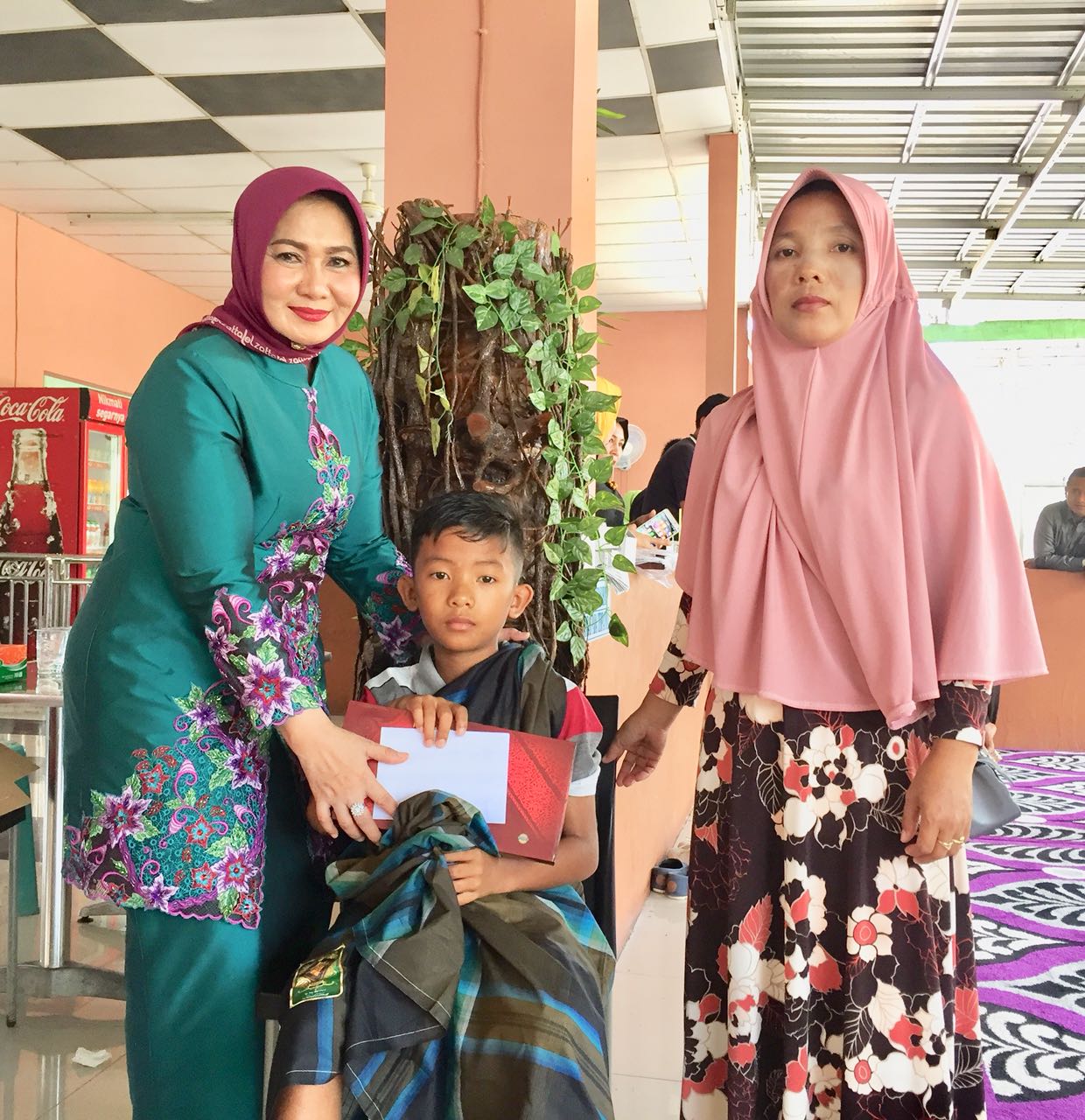 Istri Wabup Kuansing Gratiskan Sunat Massal 