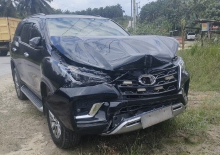 Mobil Dinas Wabup Siak Seruduk Mobil Truk Box