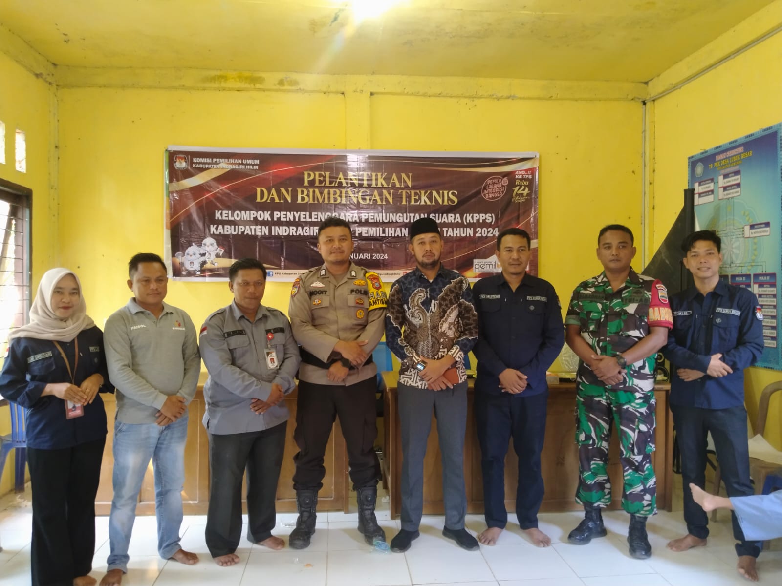 Babinkamtibmas Polsek Kemuning Sosialisasikan Pemilu Damai 2024 pada Bimtek KPPS Desa Lubuk Besar