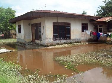 Tak Tersentuh Bantuan, Korban Banjir Palas Datangi Kantor Walikota