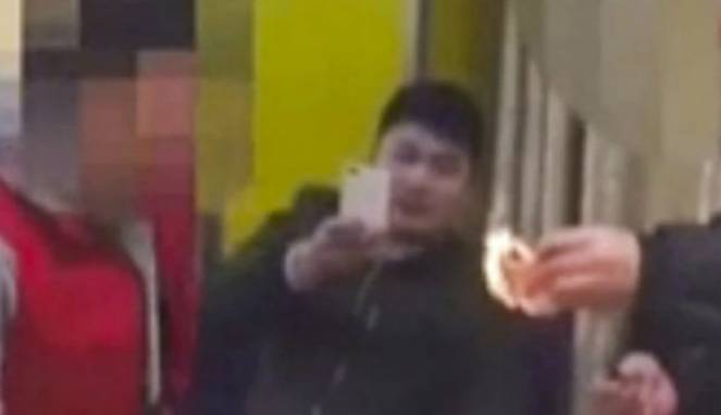 Ingin Membuktikan Kekayaan, Pria Ini Bakar Uang