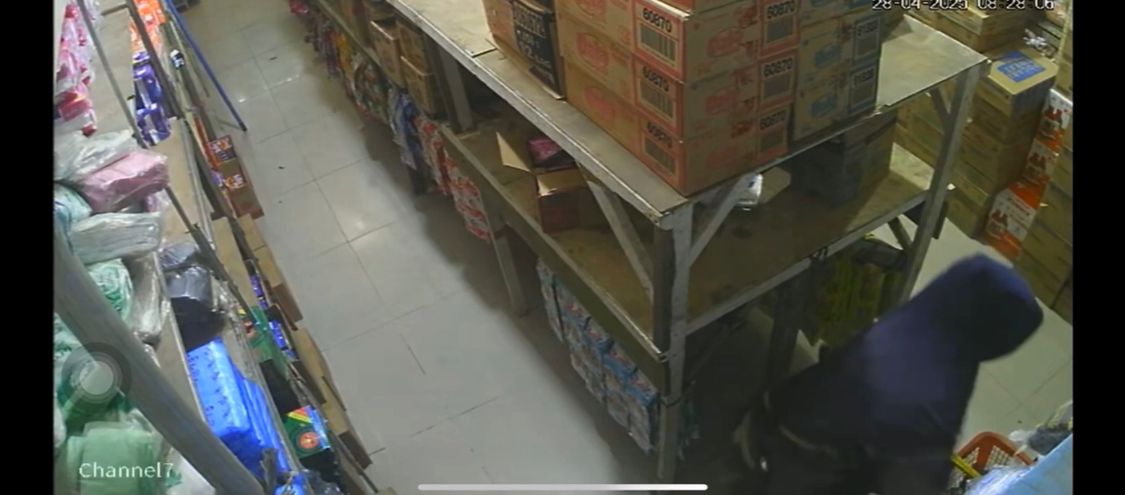 Terekam CCTv, Aksi Dugaan Pencurian di Toko Sembako Rumbai Pekanbaru Digagalkan Karyawan