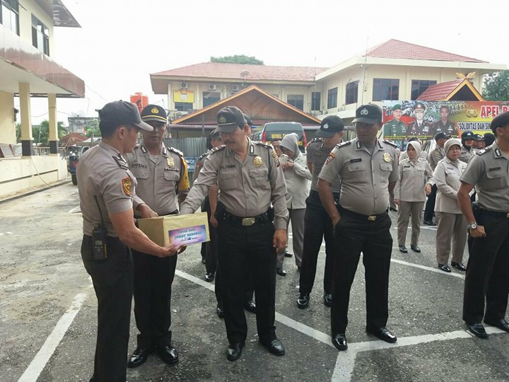 Polisi di Pekanbaru Kumpulkan Uang Untuk Bantu Warga Kurang Mampu