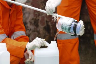 UPT Lab Lingkungan DLHK Riau Mengambil Sampel Air di Pekanbaru