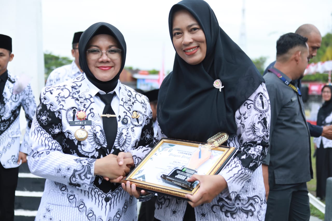 HUT PGRI ke-80, Bupati Siak Afni Zulkifli Beri Penghargaan untuk 52 Guru Berprestasi