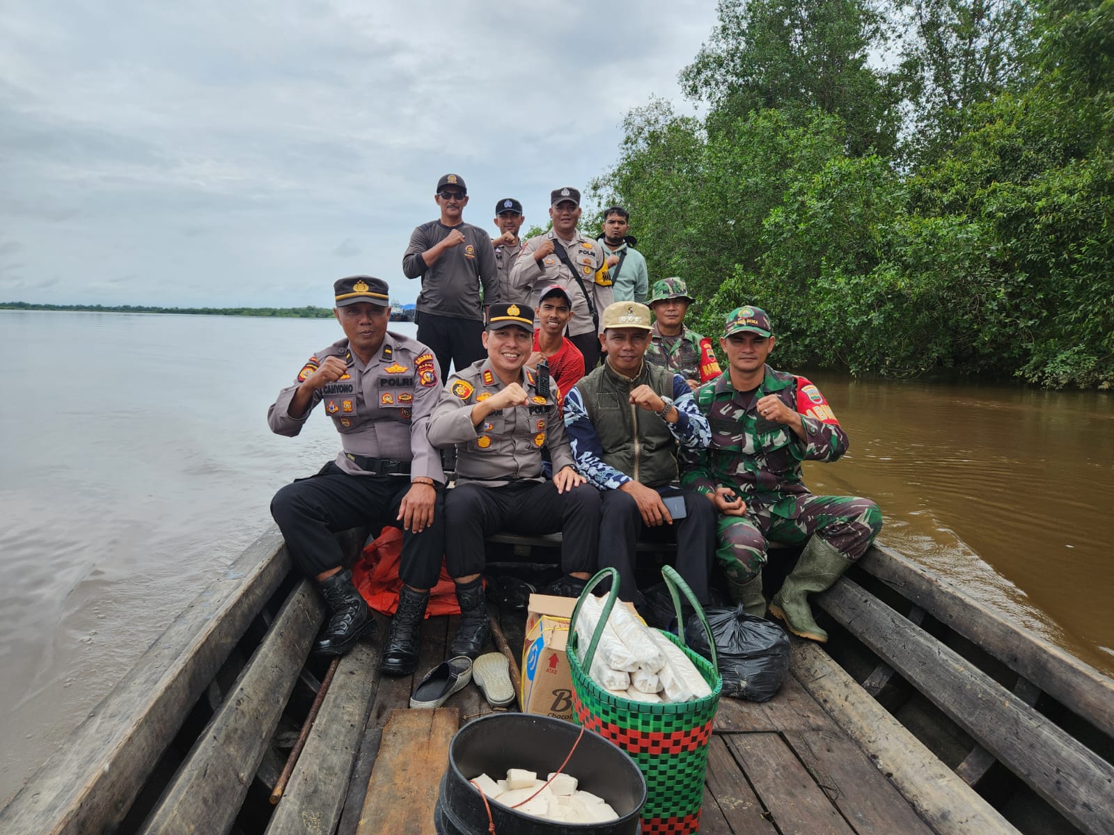 Patroli Gabungan TNI-Polri di Kempas Inhil Susuri Sungai untuk Pemilu Damai 2024