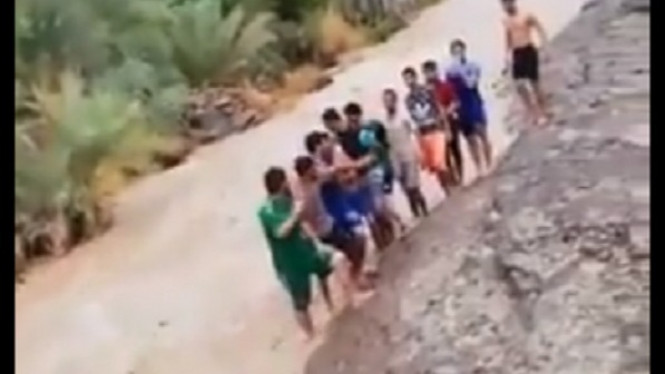 Detik-detik Sekelompok Pria Nekat Terjun ke Sungai Deras