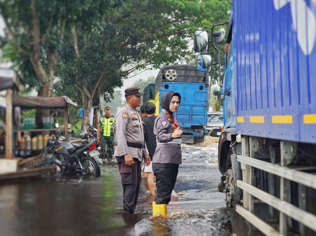 Kasatlantas Rohil Atur Lalulintas saat Banjir Sambil Sosialisasi Pemilu