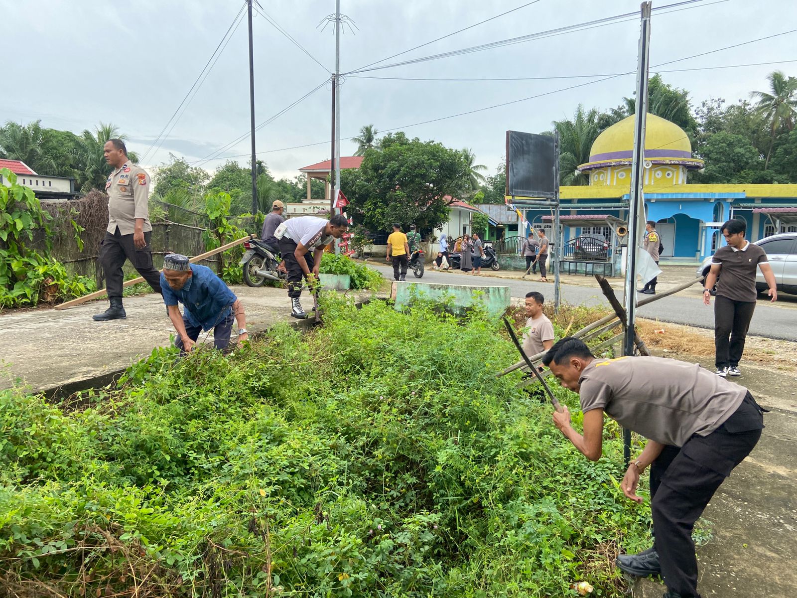Polsek Kuantan Hilir Ajak Warga Gotong Royong Cegah Banjir