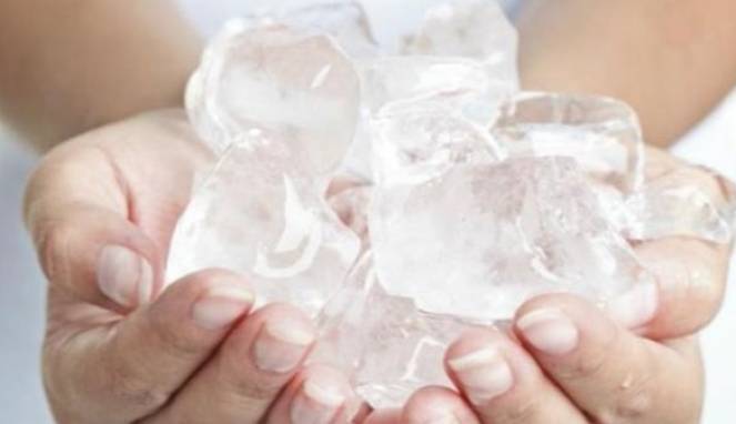 Ternyata, Es Batu Bisa Sembuhkan Biang Keringat dengan Cepat