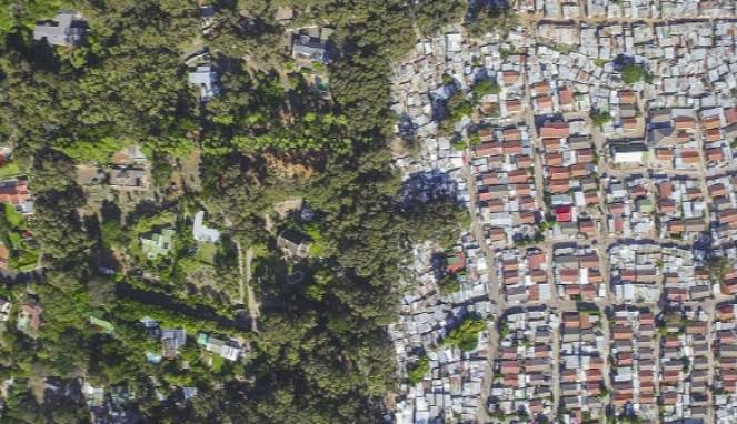 Si Kaya dan Miskin yang Dipisahkan Tembok Tinggi dan Panjang