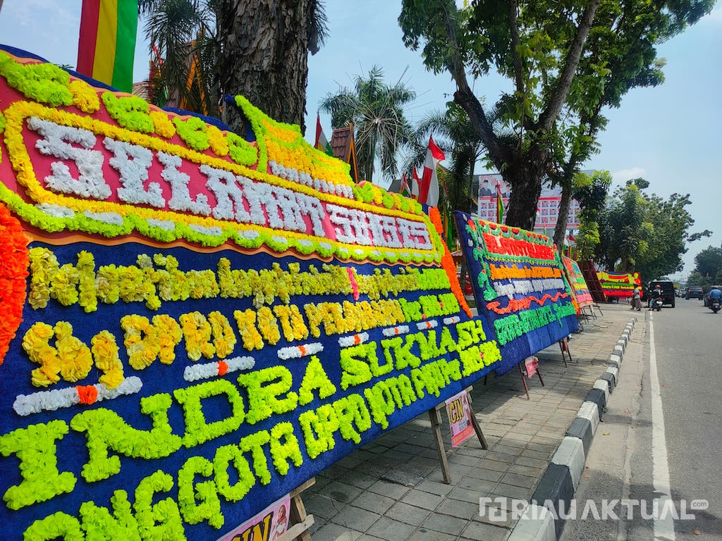Karangan Bunga Hiasi Gedung DPRD Pekanbaru Jelang Pelantikan 50 Anggota Terpilih