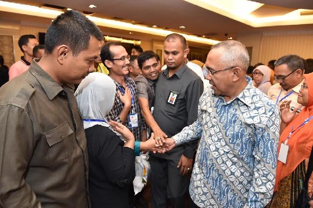 Gubri Resmi Tutup Simposium Nasional Guru