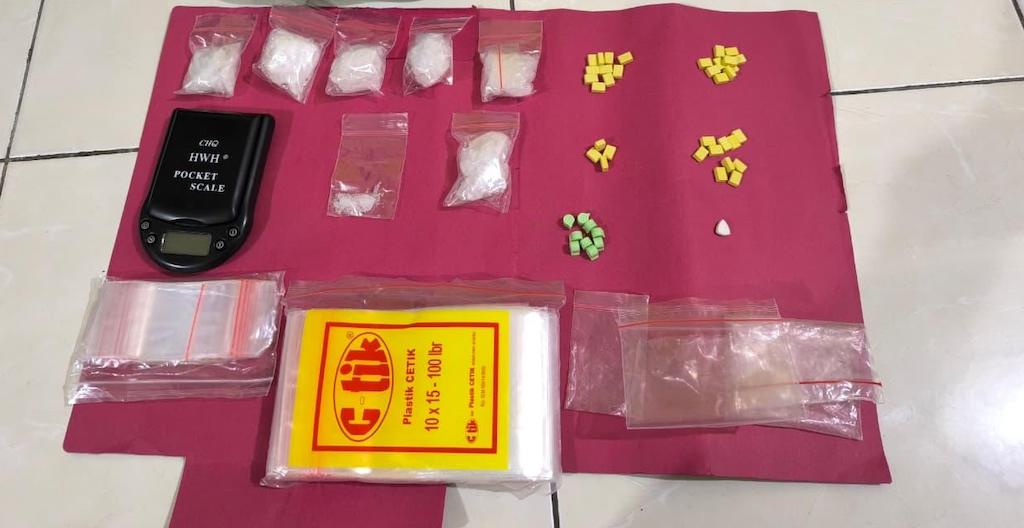 Tiga Pelaku Jaringan Sabu dan Ekstasi Ditangkap di Pekanbaru, Satu Buron