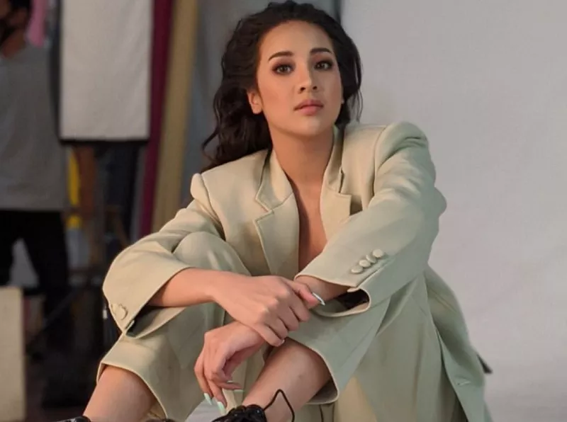 Pemotretan Anya Geraldine yang Curi Perhatian, Perutnya Bikin Gagal Fokus!