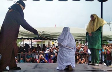 Akibat Digerebek Suami, Kepala Sekolah dan Wakilnya Dicambuk 50 Kali