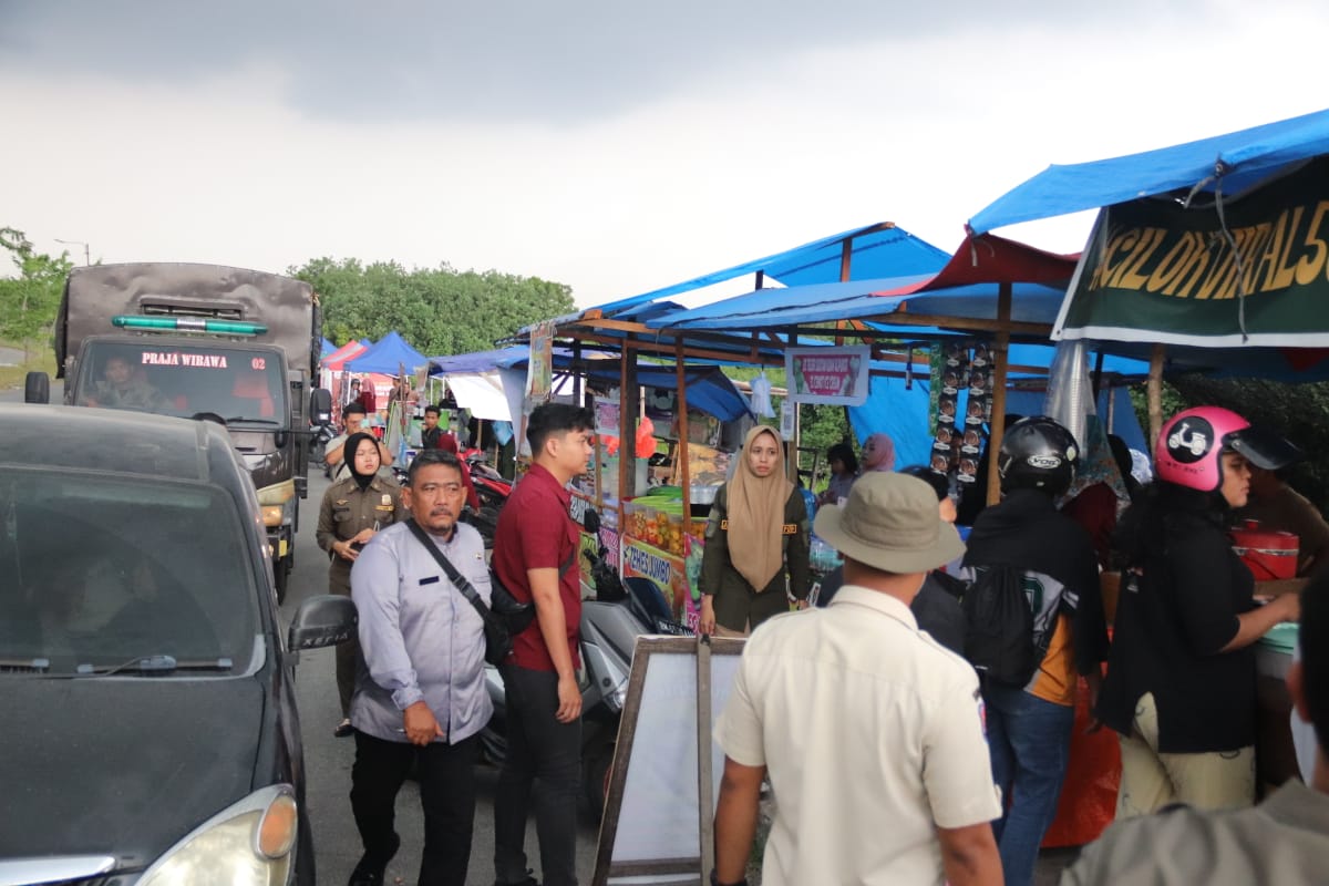 Ganggu Lalu Lintas, Satpol PP Pekanbaru Ingatkan PKL Jangan Berjualan di Trotoar dan Bahu Jalan