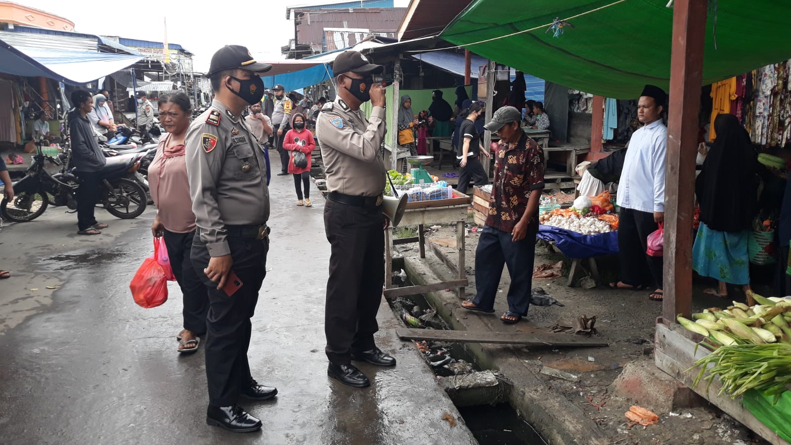 Sambangi Pasar, Kapolsek Kula Kampar Imbau Masyarakat Patuhi Prokes