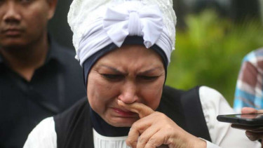 Tangisan Misterius Ibunda Zumi Zola Usai Diperiksa KPK